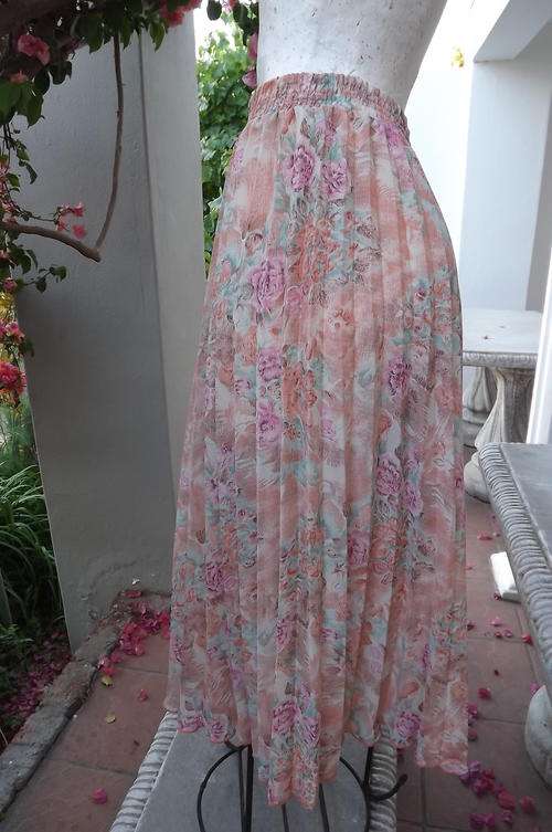 Cool Soft Coloured Permanent Pleated Skirt in size 12/36 - as new condition