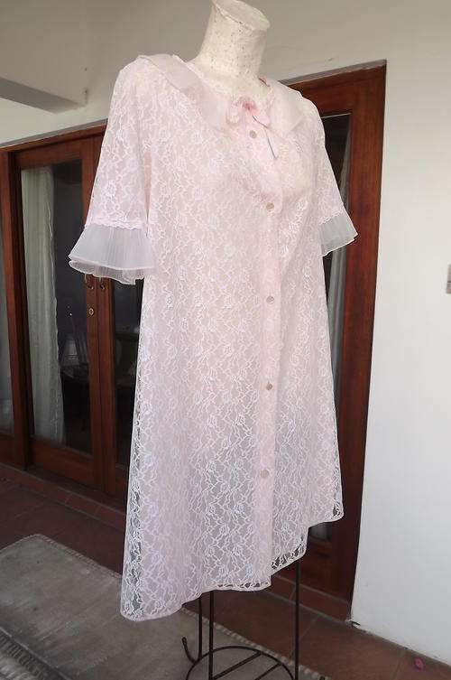Sorbet Pink Vintage Nylon Dressing Gown from the 60's in size 8/32 by Desiree - Amazing condition