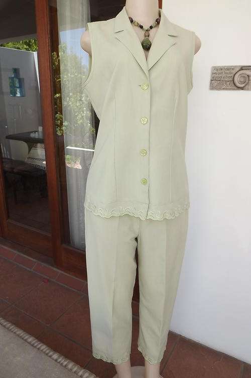 Elegant Mint Green 2 Piece Pants Suit with Beautiful Embroidered Seams in size 14/38 -very good cond