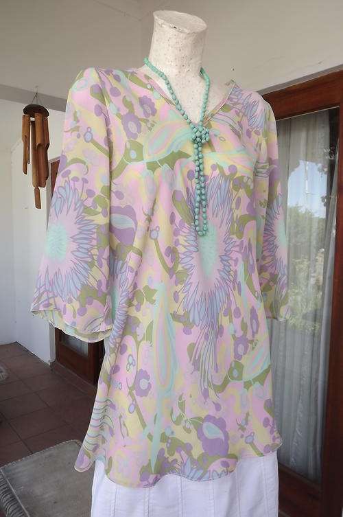 Long Polyester Top in Patterned Pastel Colours by Judy's Pride in size 20/44 - good used condition