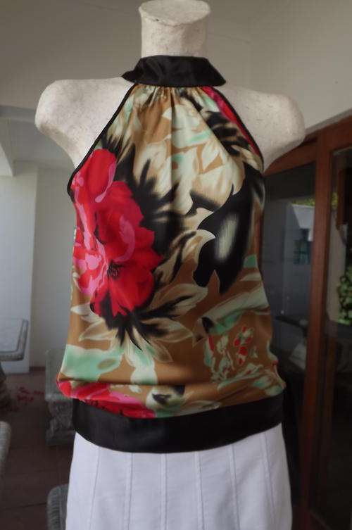Shiny Bold Floral Top in Silky Polyester in size 8/32 - Top Beige with Red Flowers - good condition