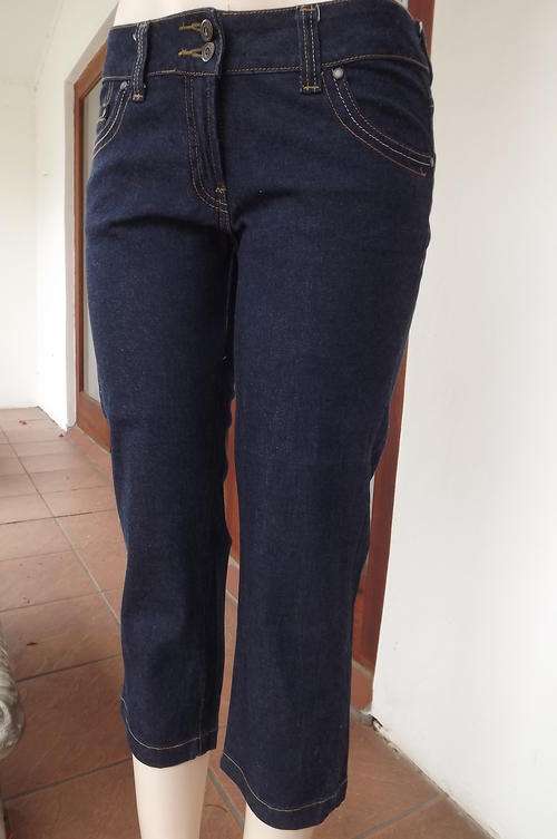 Cropped Denim Jeans by RE Low Rise in 100% Cotton in size 12/36 - Back & Front Pockets - as new