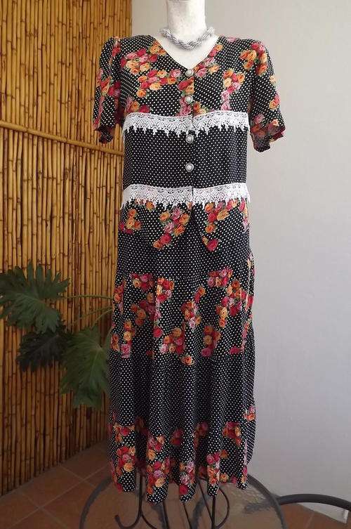 Vintage 2 Piece Suit in Black Polkadot with Rose Bouquets in size 16/40 by Design - very good cond
