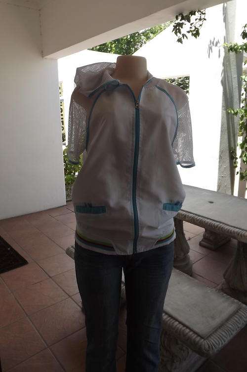 Casual  Hooded top with Short Sleeves in size 10/34 - White with blue trimming. Good condition