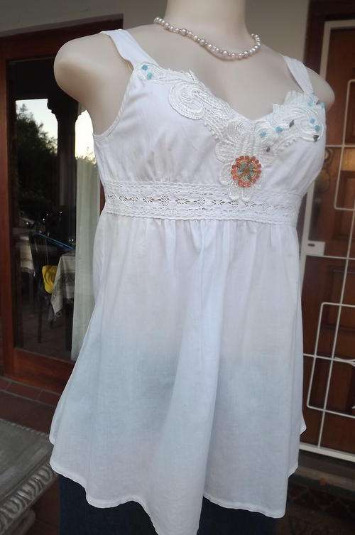 White Cotton Summer Top in 100% Cotton in size 8/32 by Folli Folli - made in China - good condition