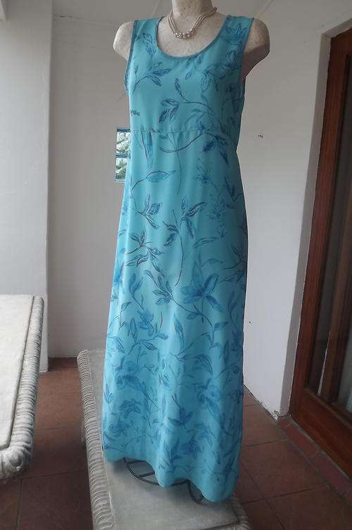 Beautiful Light Blue with Darker Blue Floral Pattern Maxi Dress in size 10/34 - very good condition
