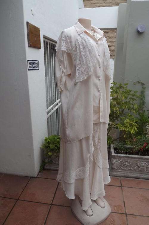 Stunning Cream Colour Ladies Skirt & Jacket by well known Designer Gerhard Heymans in size 12/36