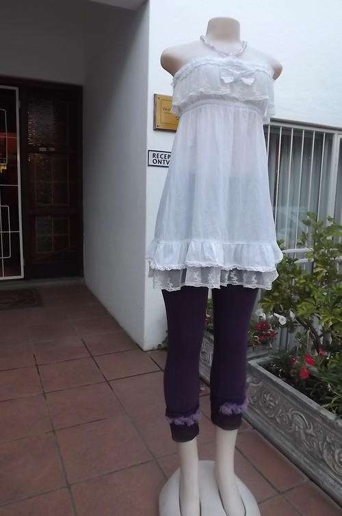 Sexy 100% Cotton White Top in size 8/32 - Youthful - decorated with lace - good condition