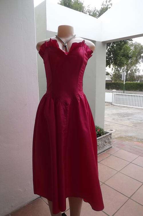 Fabulous Deep Pink Evening Strapless Dress in size 8/32 - made in Watermark Taffeta - very good cond
