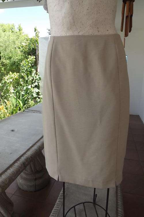 Stunning Fully Lined Knee Length Caviar Beige Tailored Pencil Skirt in size 12/36 - as new