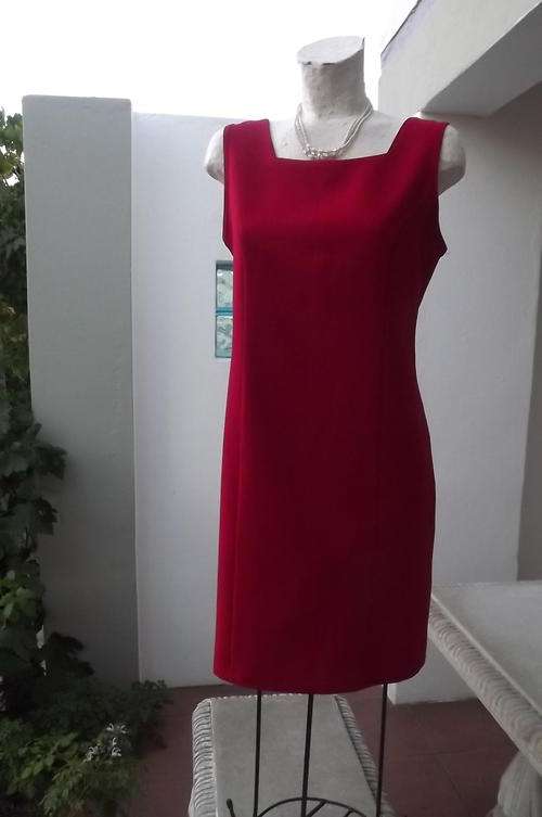 Cherry Red Sleek Short Dress in size 12/36 - square neckline - short slit at back - good condition