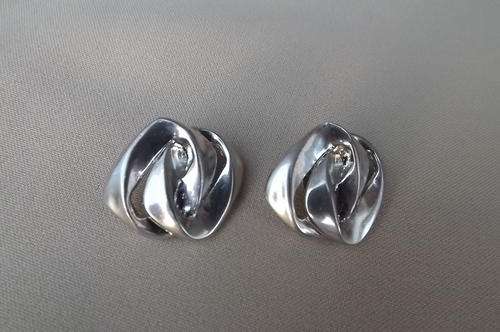 Pair of Vintage Clip on Earrings - eye-catching and in as new condition