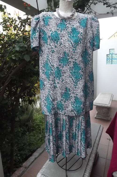 Beautiful Vintage White and Black Dress with Clusters of Tuquoise Flowers in size 16/40 by Miss Lynn