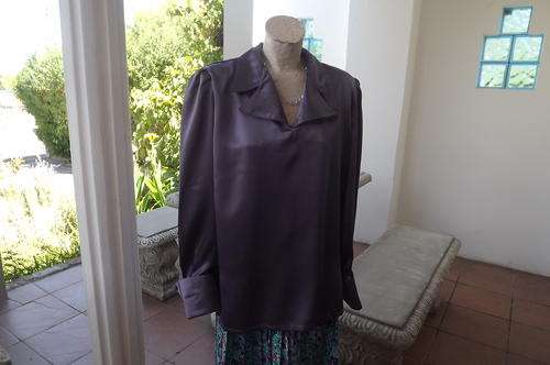 Silky Lavender Top with Tailored Collar in size 18/42 - Extra wide fold over pointed cuffs - as new