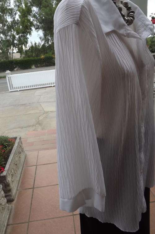 Smart White Crinkled Polyester 3 Quarter Sleeve Blouse in size 22/46 - button down front - as new