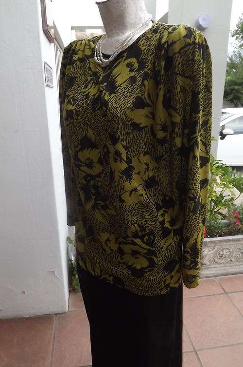Ladies Top in Green & Black Floral Pattern with Shoulder Gathering in size 14/38 by Woolworths