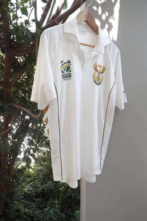 Hummel Cricket SA Play Shirt for U19 Girl in size Large - originally made in Denmark -good condition