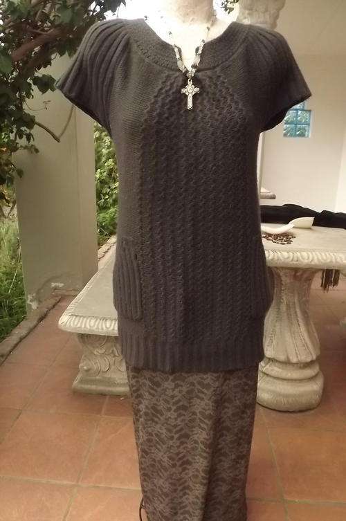 Dark Grey Long Knitted Short Sleeve Top in size 10/34 - 100% Acrylic Knit - good condition