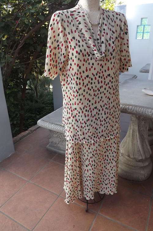 Stunning 2 Piece Skirt Suit in Permanent Pleated Fabric in size 20/44 by Donatella - as new