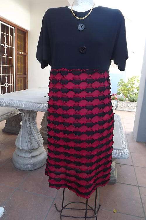 Red & Black Dress suitable for Day or Evening Wear in size 16/40 - Bust 102cm, hips 109cm -good cond