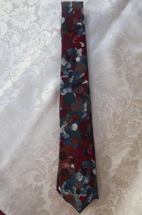 Beautiful Skinny Tie with Burgundy and Blue Patterns from Woolworths - width 6cm - as new