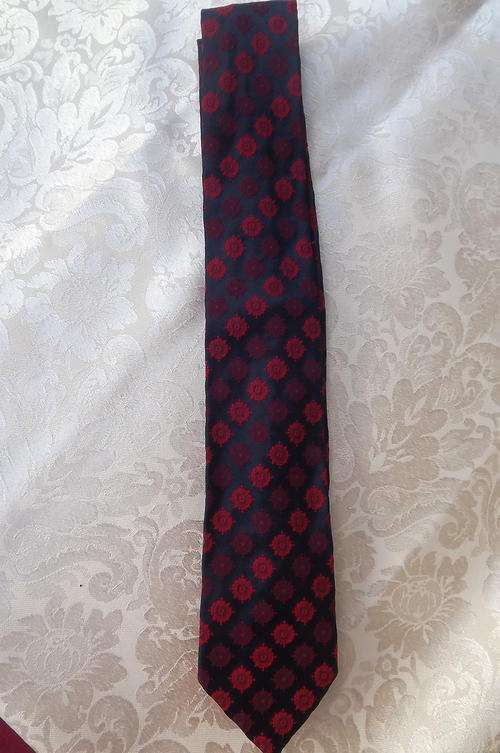 Fashion medium width 6.2cm Navy and Red Patterned Tie in new condition