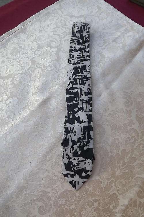 Black & White Silky Skinny Cravateur Tie - unique pattern - width 5.1cm
