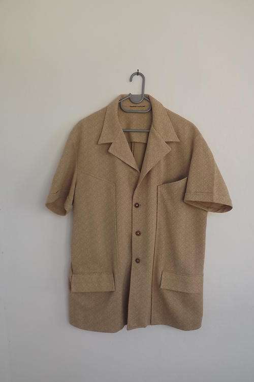 Men's Beige Molted Safari Jacket in size Medium, chest 120cm-3 Front Pockets, short sleeves - as new