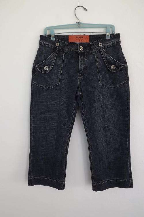 Fashion Low Rise Cropped Jeans in size 8/32 by Network - 80% Cotton, 17% Poly & 3% Spandex-good cond