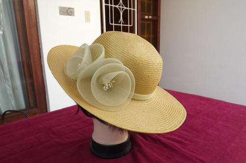 Vintage Mustard Colour Straw Hat with 2 Flowers in Excellent Condition - Medium Brim