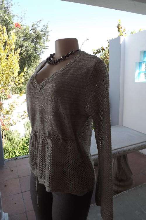 Knitted Top in Beige with V-Neck - Pretty Pattern, tie string on front -size 38/40 (Large) by Topics
