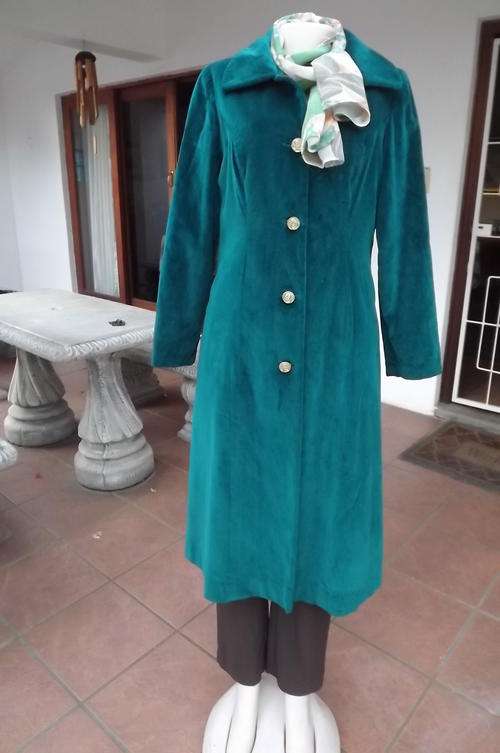 Fabulous Emerald Green Ladies Lined Velvet Coat by Ramelle in size 10/34 - very good condition