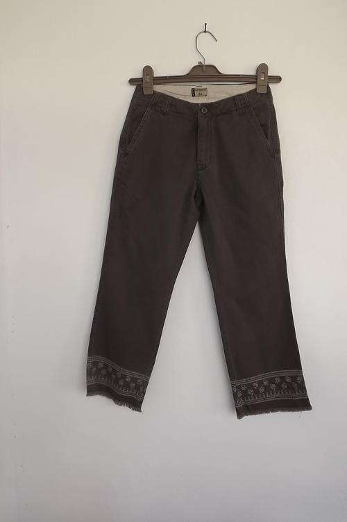 Army Green Authentic Fox Ankle Pants in size 8/32 - Embellishment on Leg Seams - good cond