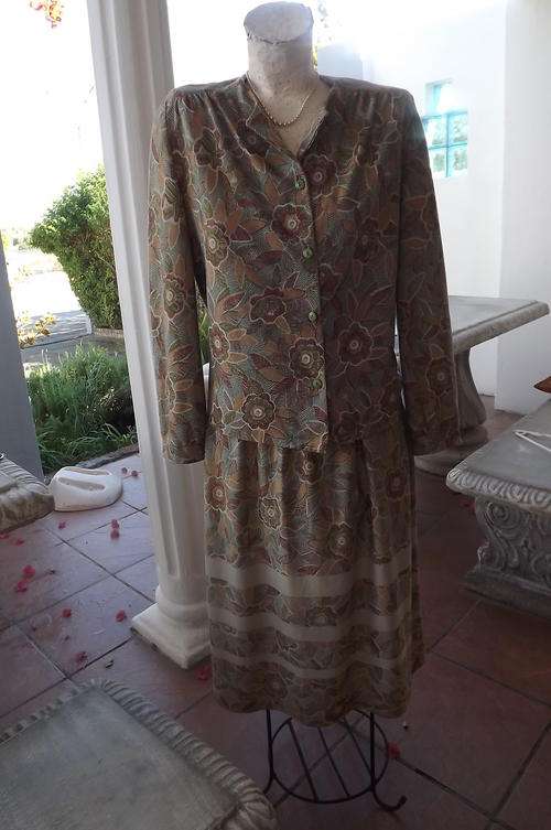 Vintage Laurie Chiappini 2 Piece Skirt Suit in size 16/40 - used but still in good condition