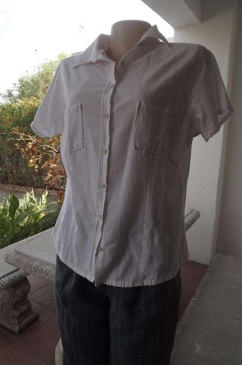 White 100% Cotton Short Sleeve Styled Shirt in size 14/38 - 2 small front pockets - good condition