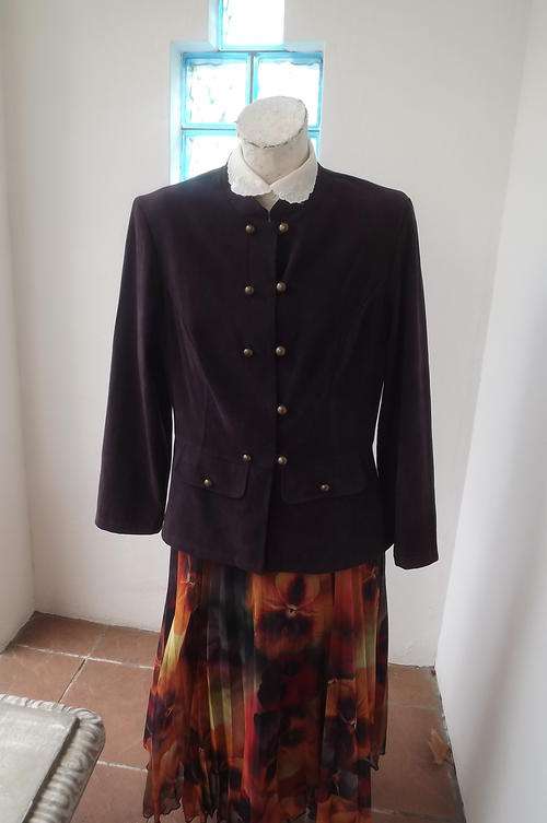 Beautiful Merien Hall Classic Tailored Jacket in Burgundy colour in size 14/38 - as new