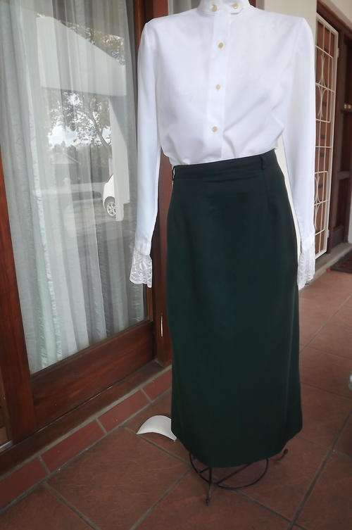 Elegant Bottle Green Lined Pencil Skirt by Topics in size 18/42 - Slit at the back - as new
