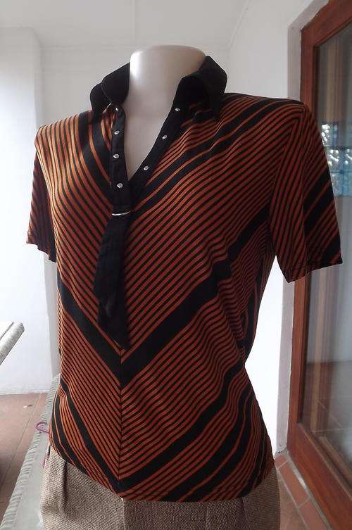 Rust & Black Striped Top with Collar & Studded V Opening with Tie in size 14/38 by Linda - good cond