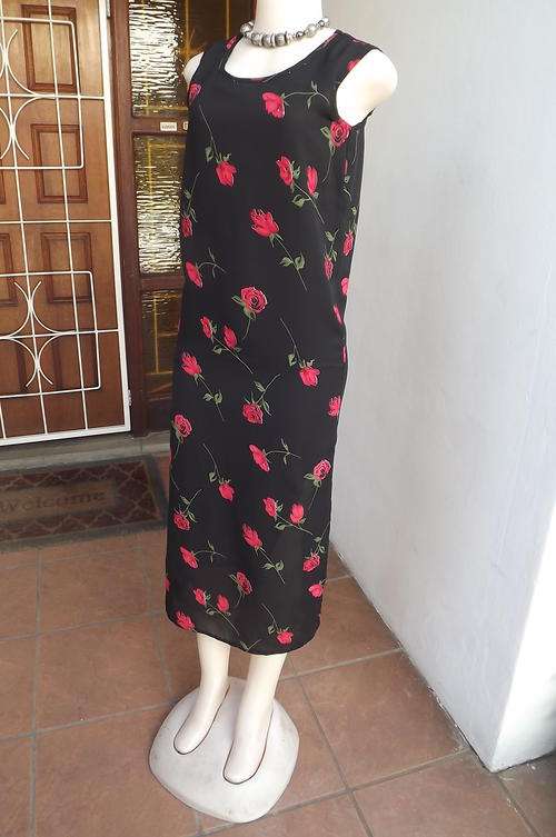 Long Black Lined Polyester Dress with Scattered Red Roses in size 8/32 by Elements - as new