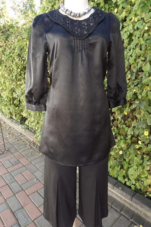 Stunning Black Silky Long Top by ART in size 32 - Lace Decorations on neckline. As new