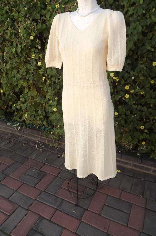 Knitted Vanilla Colour Short Sleeve Dress with V Neck in size 8/32 - very good condition