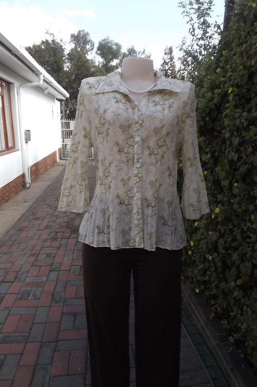 Beige Permanent Pleated Blouse with Subtle Green Floral Pattern by JED in size 10/34 -good condition