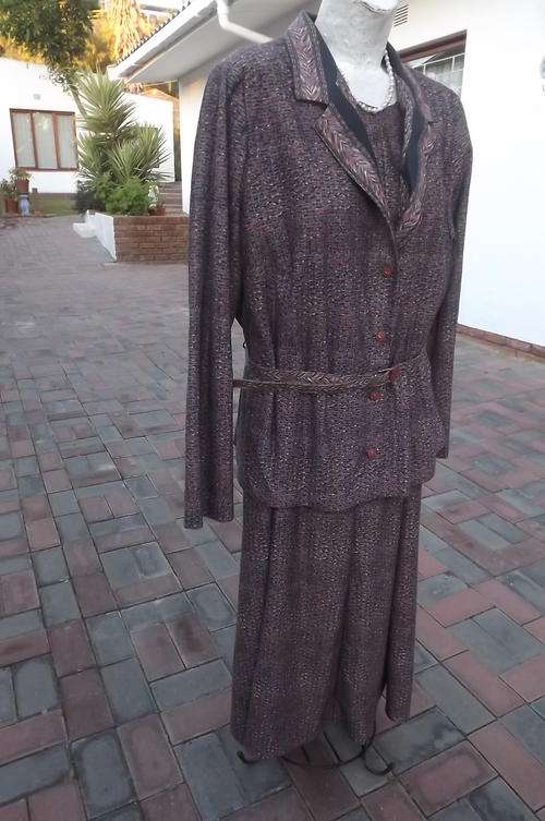 Stunning Vintage Ramelle 2 Piece Outfit in Black, Brick & White Pattern in size 22/46