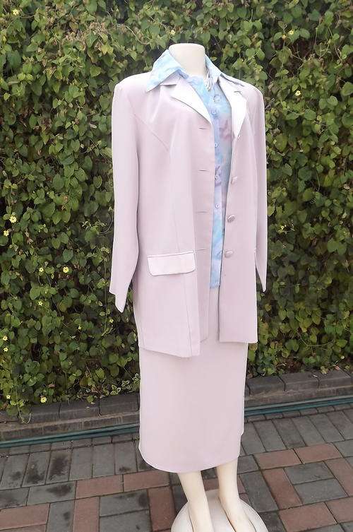 Glamorous Dusty Pink Ladies 2 Piece Skirt Suit in Satin by Donna Claire in size 16/40 - as new
