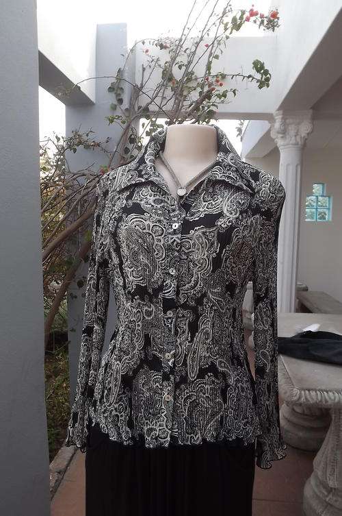 Pretty Black & White Permanent Pleated Blouse with Paisley Pattern in size 14/38 - good condition