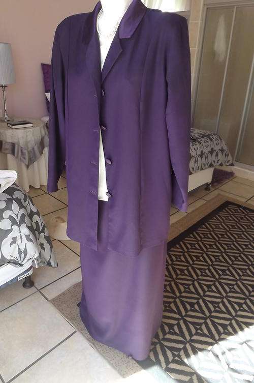 Glamorous Purple Silky Satin 2 Piece Formal Skirt Suit by Donatella in size 20/44 - as new