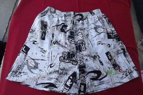 Rip Curl Black & White Patterned Shorts with Elasticated Middle in size 36 - can be fake - good cond