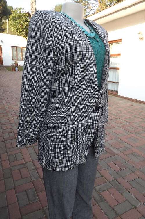 Black & White Check Long Sleeve Jacket by Jazz in size 8/32 - 2 pockets on front - not lined