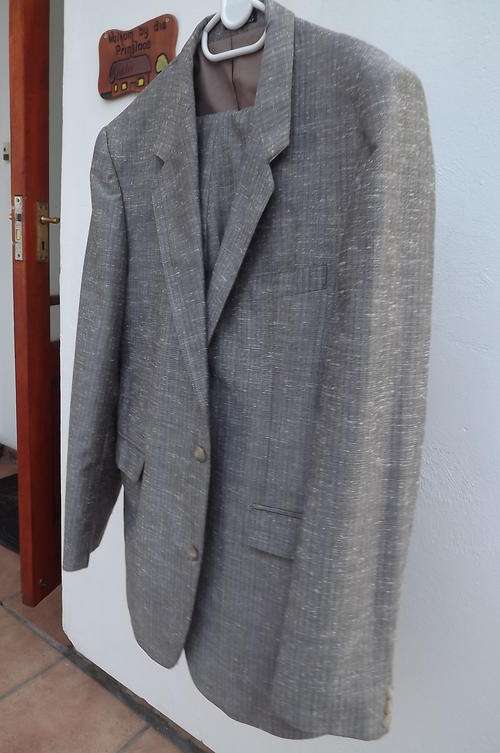 Light Grey Petrocelli Men's Suit in Trevira and Wool Blend - size 44R/38 -pants middle measures 99cm