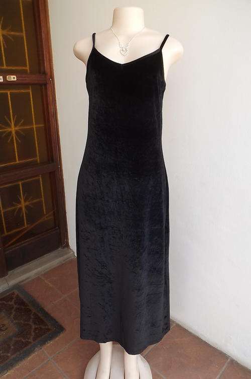 Beautiful Sleek Bossini Black Velvet Stretch Dress in size 12/36 - new condition